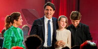 Justin Trudeau steht mit seiner Frau und zwei Kindern auf einer Bühne