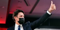 Justin Trudeau trägt eine Mundschutzmaske und reckt den Daumen hoch