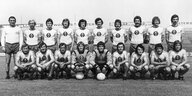Mannschaftsfoto der Fußball-Bundesligamannschaft von Eintracht Braunschweig im Juli 1975.