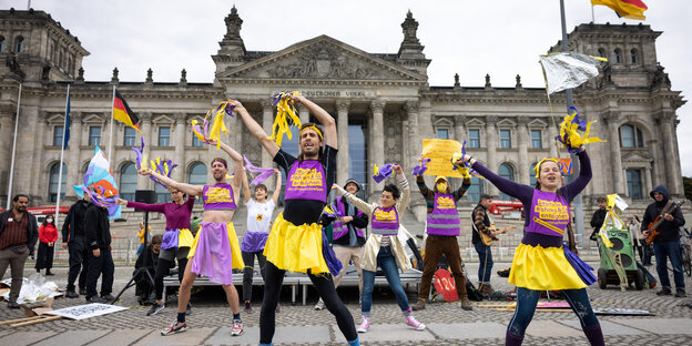 Männliche und weibliche CheerleaderInnen tanzen vor dem Bundestag
