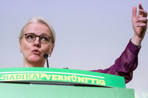 Regine Günther an Rednerpult, Aufschrift: 