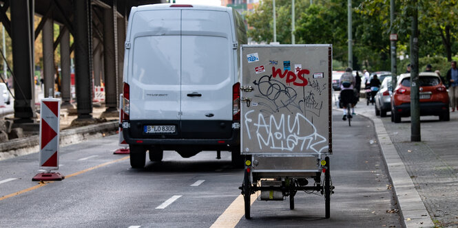 Auto und Lastenrad von hinten