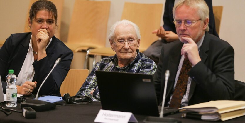 Oskar Gröning mit seinen Verteidigern Susanne Frangenberg und Hans Holtermann.