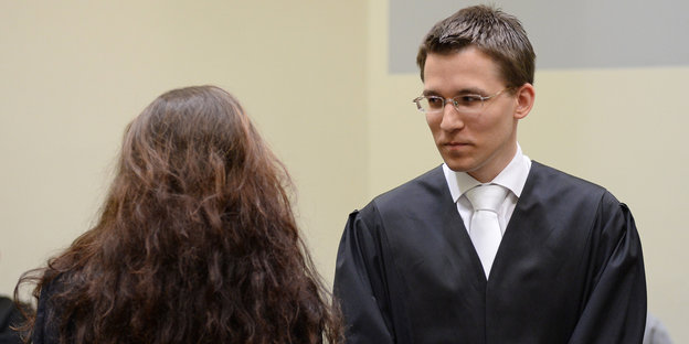 Die Angeklagte Beate Zschäpe steht mit dem Rücken zum Fotografen, neben ihr der neue Anwalt Mathias Grasel