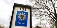 Das Wappender Polizei vor der Polizeiinspektion Dessau-Roßlau