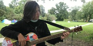 Ein junger Mann spielt auf der Gitarre: „Wenn es nicht klappt, sind wir aufgeflogen“, sagt Klimaaktivist Joshua Nijenaof
