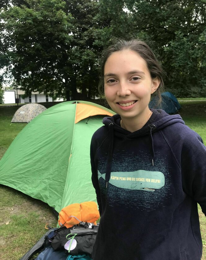 Ein junge Frau steht vor einem Zelt: Josephine Helfricht macht sich große Sorgen um die Zukunft