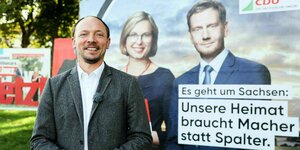 Marco Wanderwitz (CDU) steht vor einem Wahlplakat seiner Partei für die Bundestagswahl.