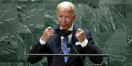 Joe Biden nimmt seine schwarze Gesichtsmaske ab