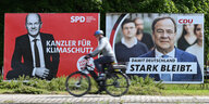 Wahlplakate der Kanzlerkandidaten an einer Straße