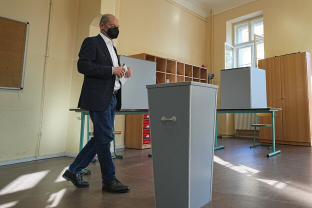 SPD-Kanzlerkandidat Olaf Scholz gibt in der Max Dortu Schule seine Stimme ab zur Bundestagswahl. SPD-Kanzlerkandidat Olaf Scholz gibt in der Max Dortu Schule seine Stimme ab zur Bundestagswahl.