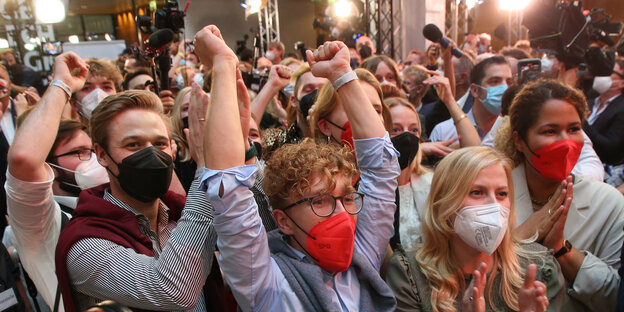 Feiernde SPD-Anhänger*innen Feiernde SPD-Anhänger*innen