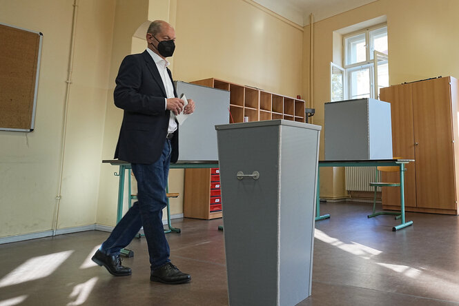 SPD-Kanzlerkandidat Olaf Scholz gibt in der Max Dortu Schule seine Stimme ab zur Bundestagswahl.