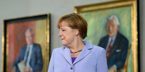 Bundeskanzlerin Merkel vor den Portraits von Kiesinger und Erhardt