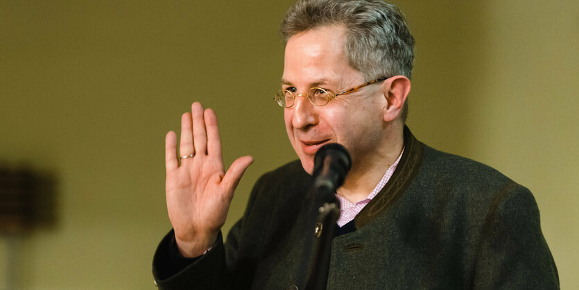 Hans Georg Maaßen winkt