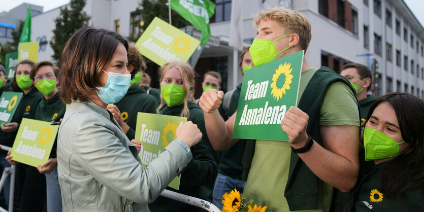 Annalena Baerbock begrüßt ihre Anhänger und Anhängerinnen im Wahlkampf