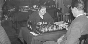 Vera Menchik beim Schachspiel gegen einen Mann