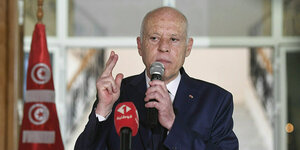 Der tunesische Präsident Kais Saied spricht in ein Mikrofon