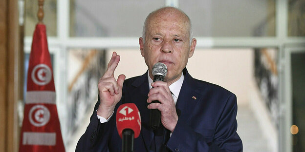 Der tunesische Präsident Kais Saied spricht in ein Mikrofon
