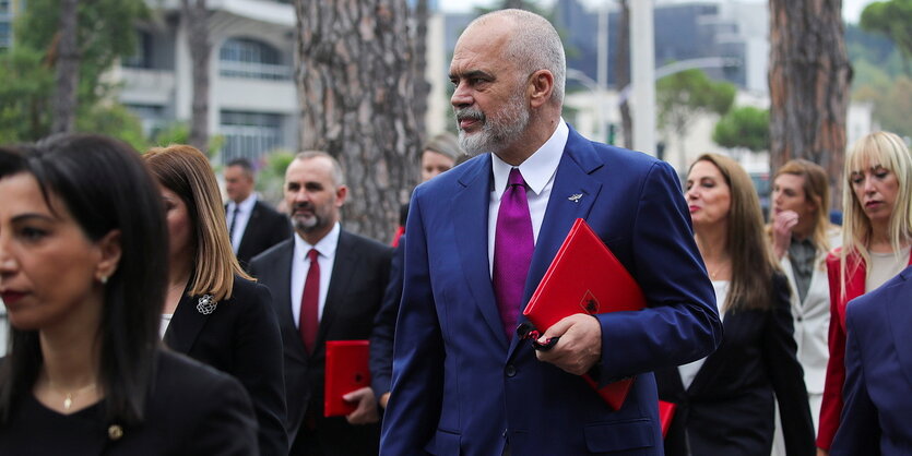 Edi Rama und Ministerinnen