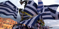 Mehrere im Wind wehende griechische Fahnen