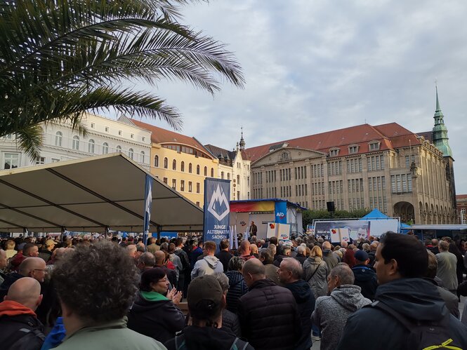 Menschenmasse vor einer AfD-Bühne