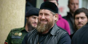 Ramzan Kadyrov im Wahllokal umringt von Anhängern