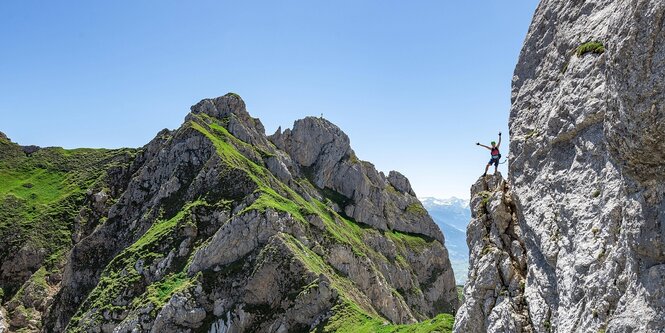 Kletterer an einer steilen Felswand