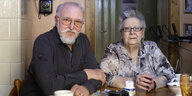 Ein älteres Ehepaar sitzt an einem Tisch