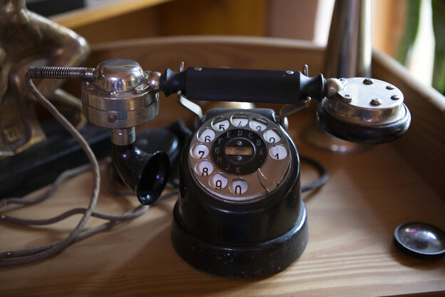 Ein schwarzes wählscheibentelefon Ein schwarzes wählscheibentelefon