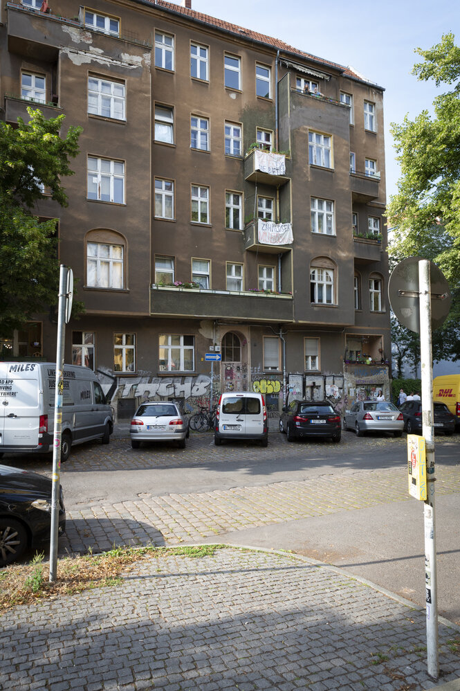 Ein vierstöckiges Wohnhaus in Berlin mit Transparenten an den Balkonen