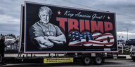 Riesiges Wahlplakat mit dem Portrait von Donald Trump
