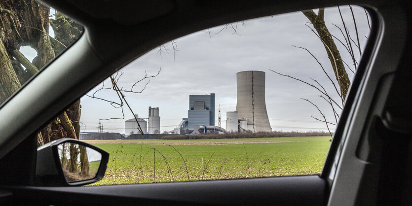 Blick aus dem Autofenster auf das Kohlekraftwerk Datteln IV