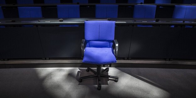 Ein blauer Stuhl im deutschen Bundestag