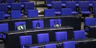Drei Handtaschen auf leeren Sitzen im Bundestag