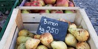 Birnen und Äpfel in einer Kistel auf einem Wochenmarkt