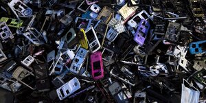 Ansammlung von schrotteilen von Mobiltelefonen