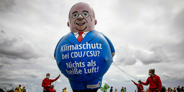 Protestaktion von Campact mit einem großen Ballon, der Armin laschet darstellen soll