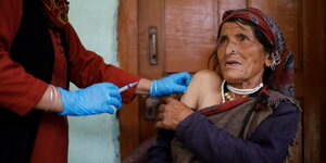 Eine Frau in Indien bekommt eine Impfspritze.