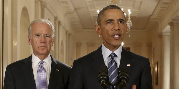 Barack Obama redet zum Abkommen, Vizepräsident Biden steht im Hintergrund