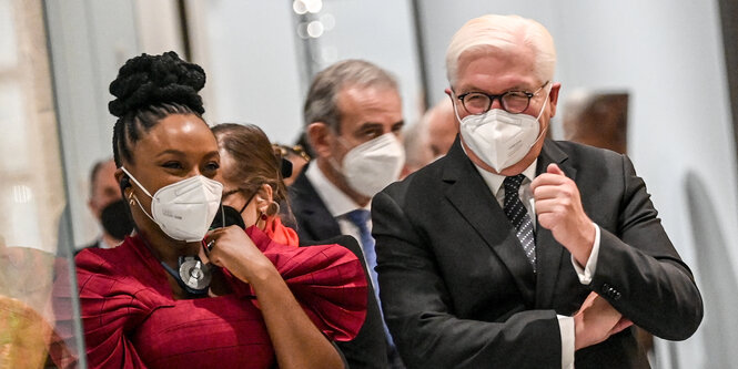 Schriftstellerin Chimamanda Ngozi Adichie und Bundespräsident Frank-Walter Steinmeier