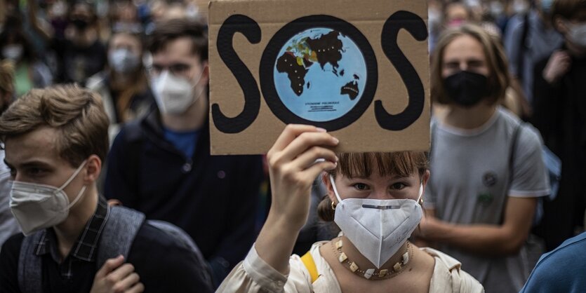 Demonstrierende beim Klimastreik in Prag