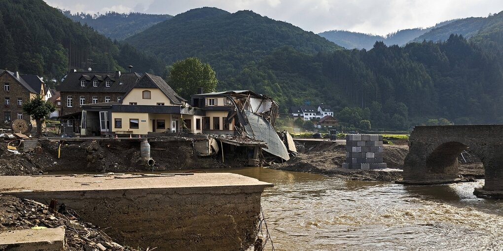 Eine zerstörte Brücke im Ahrtal