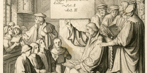 Martin Luther unterrichtet Kinder, die mit Büchern vor ihm stehen, dahinter einige Lehrer