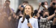 Greta Thunberg spricht in ein Mikrofon