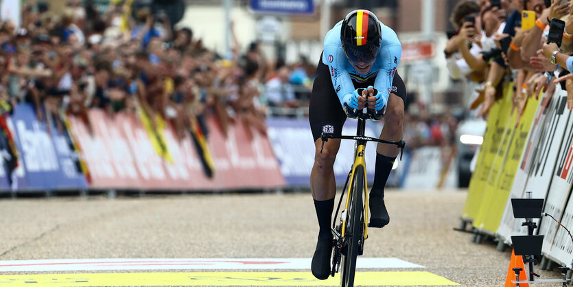 Wout van Aert in Zeitfahrmontur auf der Zielgeraden mit viel Publikum