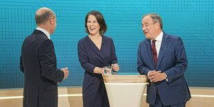 Olaf SCholz, Annalena Baerbock, Armin Laschet in einem fernsehstudio