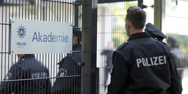 Polizisten betreten Eingang der Hamburger Polizeiakademie