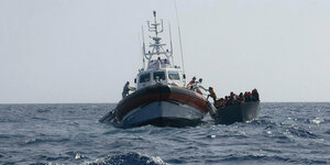 Das Seenotrettungsschiff Ocean Viking nimmt Geflüchtete von einem Schlauchboot auf