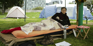 Klimaaktivist Henning Jeschke beim Hungerstreik auf einer Liege
